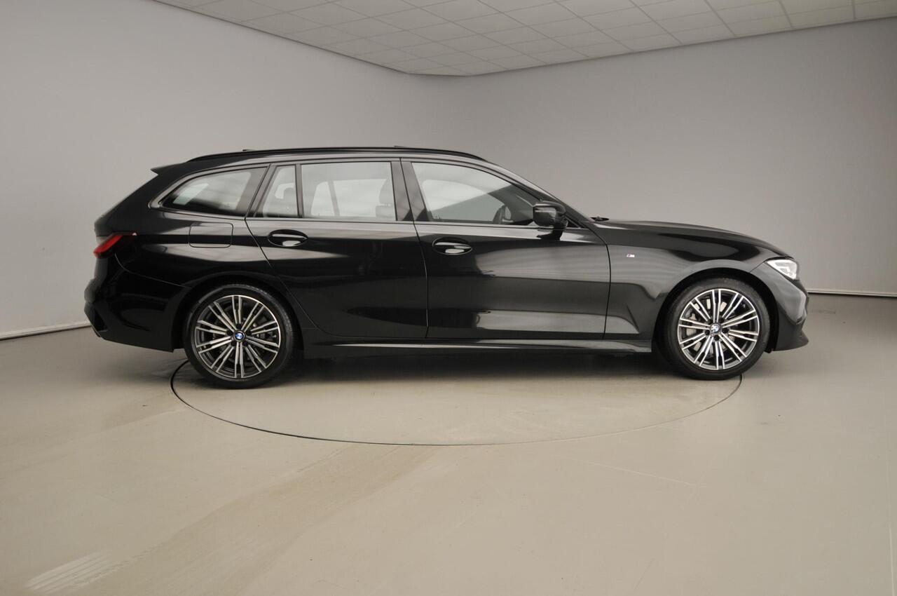 BMW 3-SERIE Touring 330i xDrive M-Sportpakket | LED | Leder | Navigatie | Active cruise | Schuifdak | Trekhaak | DAB | Hifi speakers | Alu 18 inch