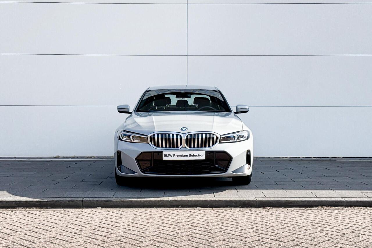 BMW 3-SERIE Sedan 320e | M Sport | Stoelverwarming | Adaptief M-onderstel |