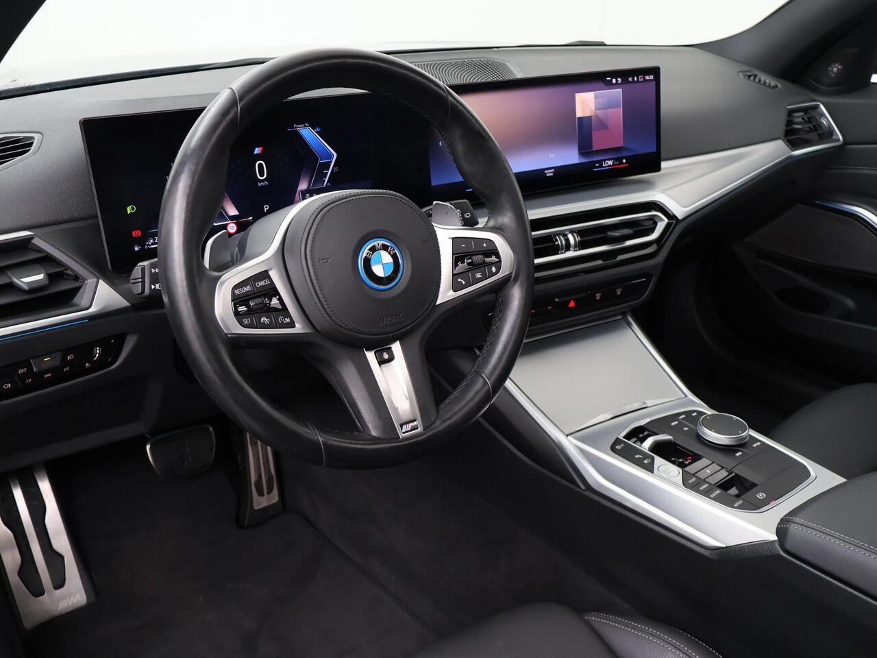 BMW 3-SERIE Touring 330e | SoH 93% | Trekhaak, el. wegkl. | Panoramadak | Harman Kardon | 19" M-Sportwielen