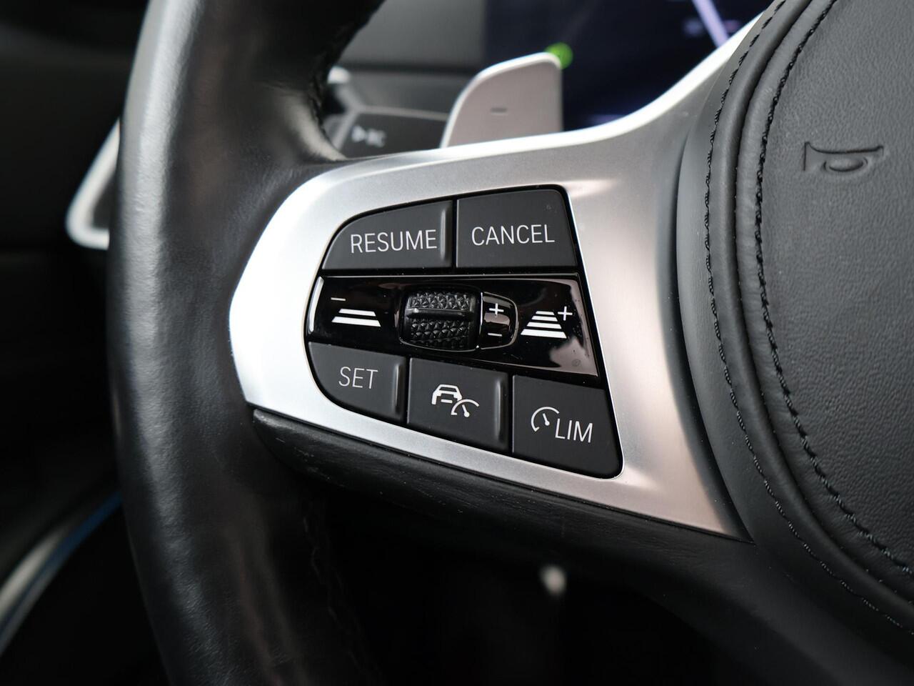 BMW 3-SERIE Touring 330e | SoH 93% | Trekhaak, el. wegkl. | Panoramadak | Harman Kardon | 19" M-Sportwielen