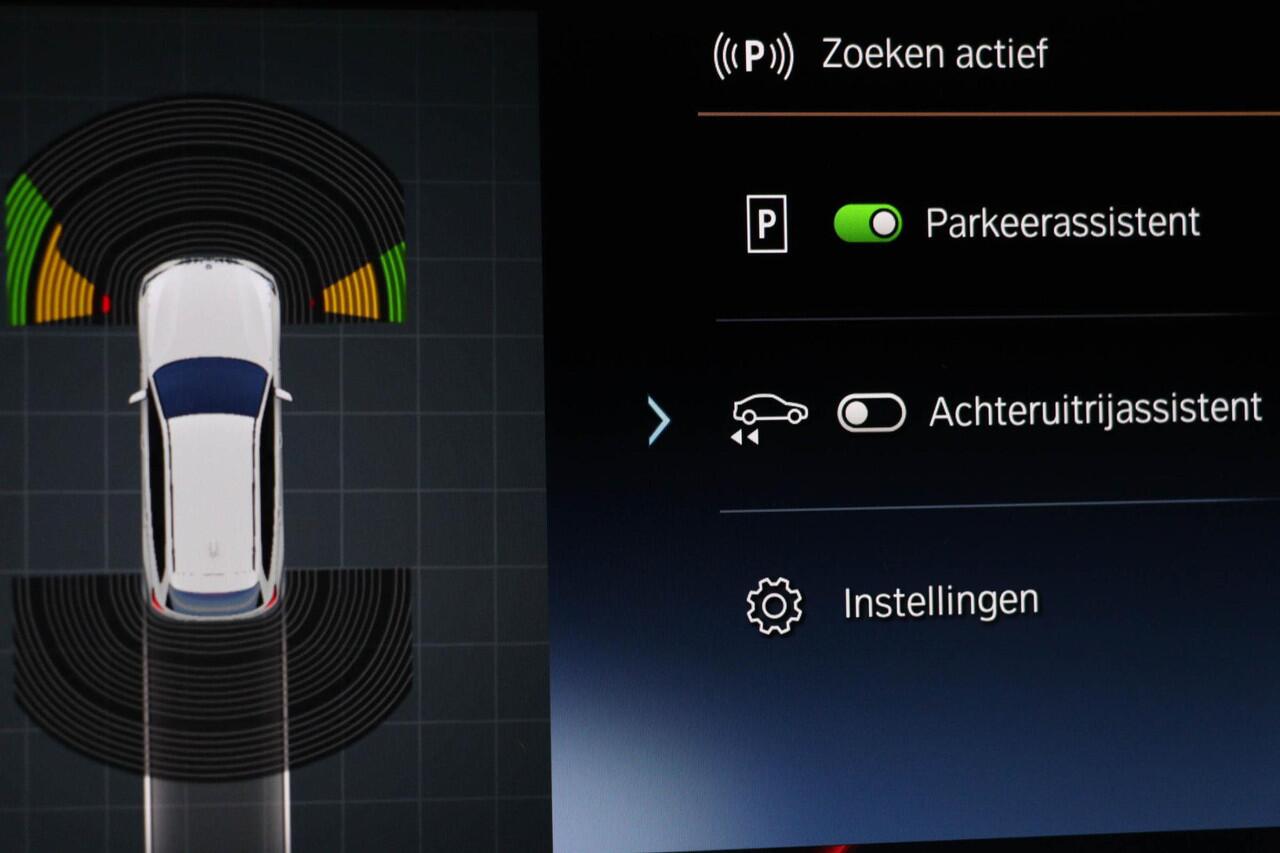 BMW 3-SERIE Touring 320i M-Sport | PANORAMADAK | ENTERTAINMENT / COMFORT / TREKHAAK- PACK