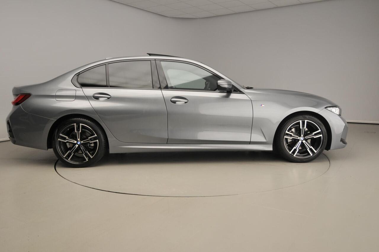 BMW 3-SERIE Sedan 320i | M-Sportpakket | LED | Navigatie | Schuifdak | Stoelverwarming | DAB | Hifi speakers | Alu 18 inch