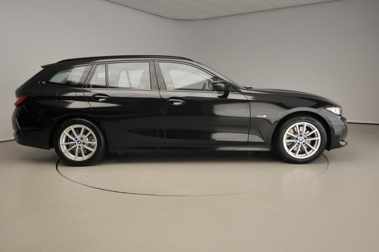 BMW 3-SERIE Touring 320e | LED | Leder | Navigatie | Trekhaak | Sportstoelen | Shadow line | DAB | Alu 17 inch