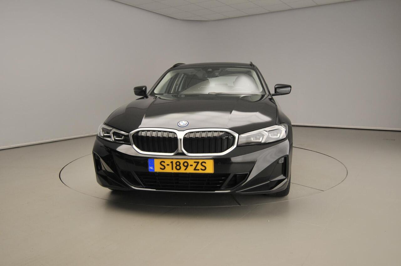 BMW 3-SERIE Touring 320e | LED | Leder | Navigatie | Trekhaak | Sportstoelen | Shadow line | DAB | Alu 17 inch