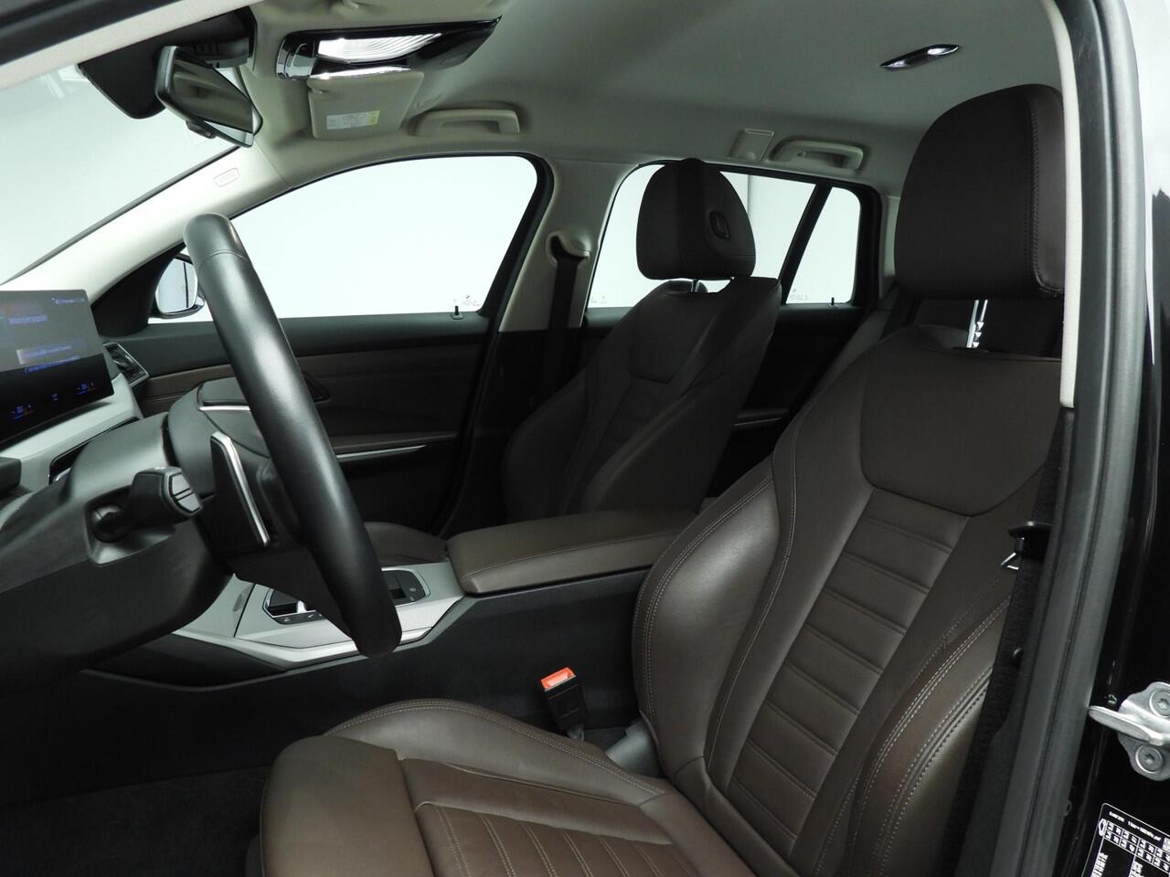 BMW 3-SERIE Touring 320e | LED | Leder | Navigatie | Trekhaak | Sportstoelen | Shadow line | DAB | Alu 17 inch