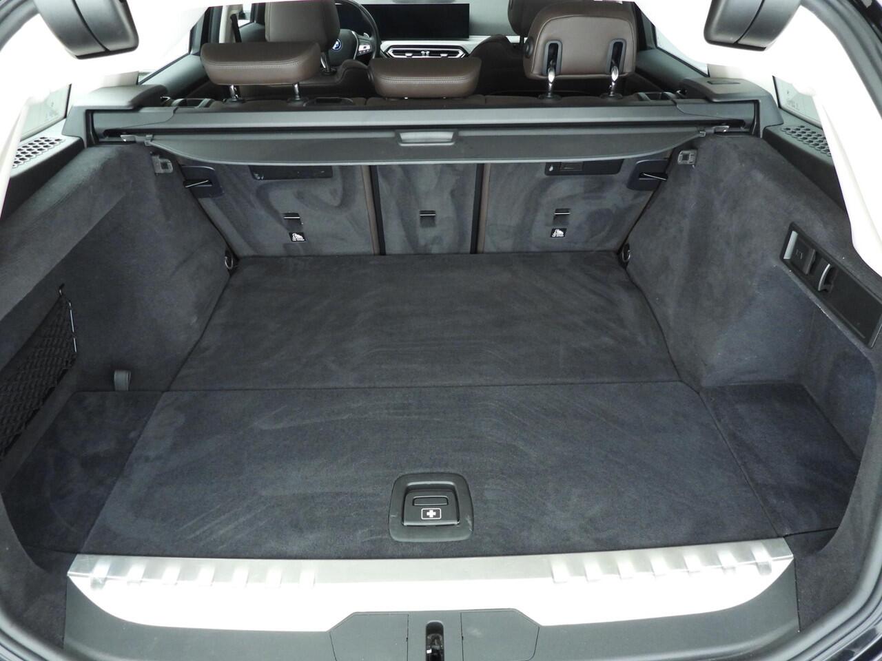 BMW 3-SERIE Touring 320e | LED | Leder | Navigatie | Trekhaak | Sportstoelen | Shadow line | DAB | Alu 17 inch