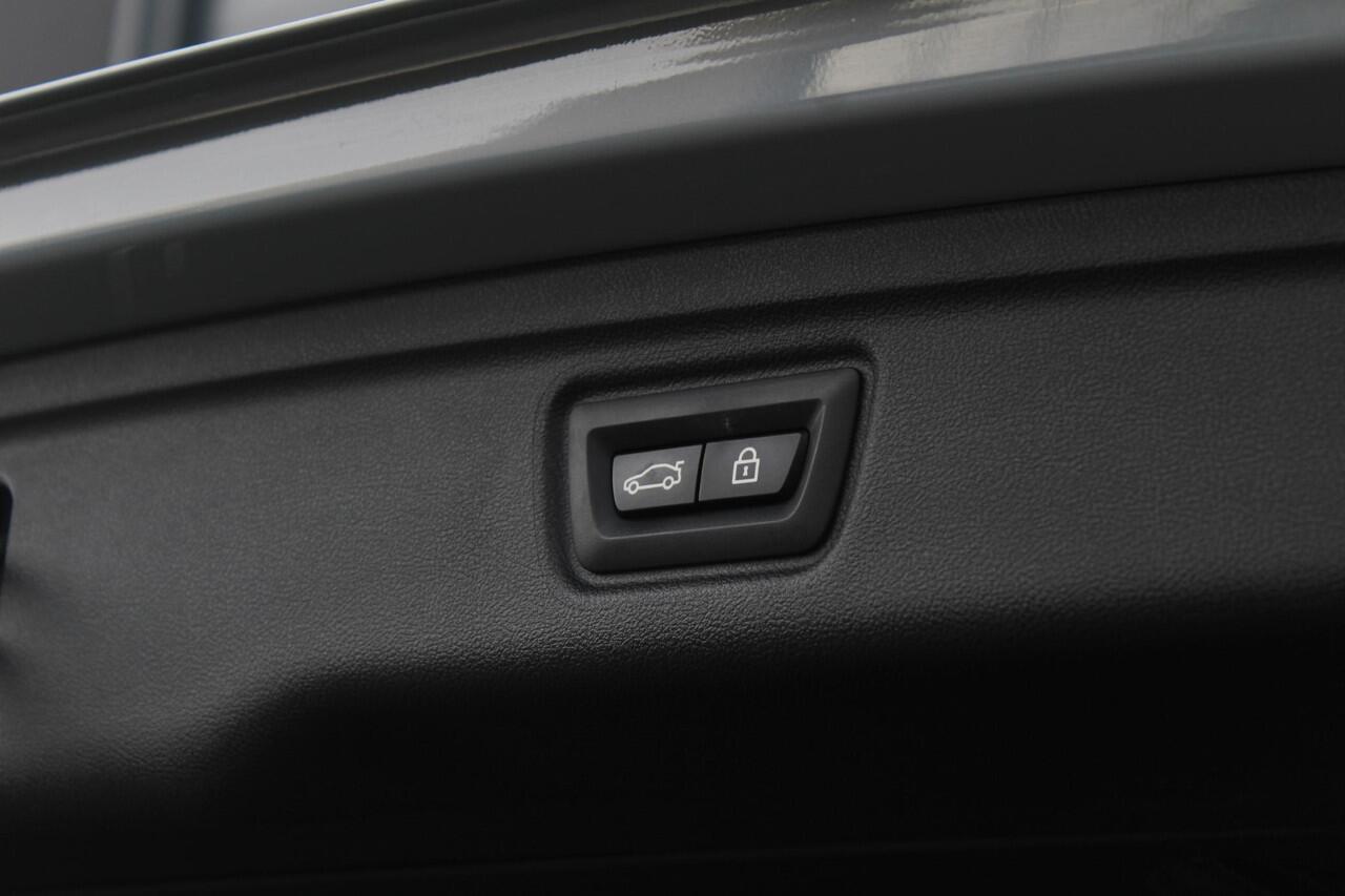 BMW 3-SERIE Touring 330e xDrive M Sport | Panorama Dak | HUD | Elektrisch Verstelbare Voorstoel