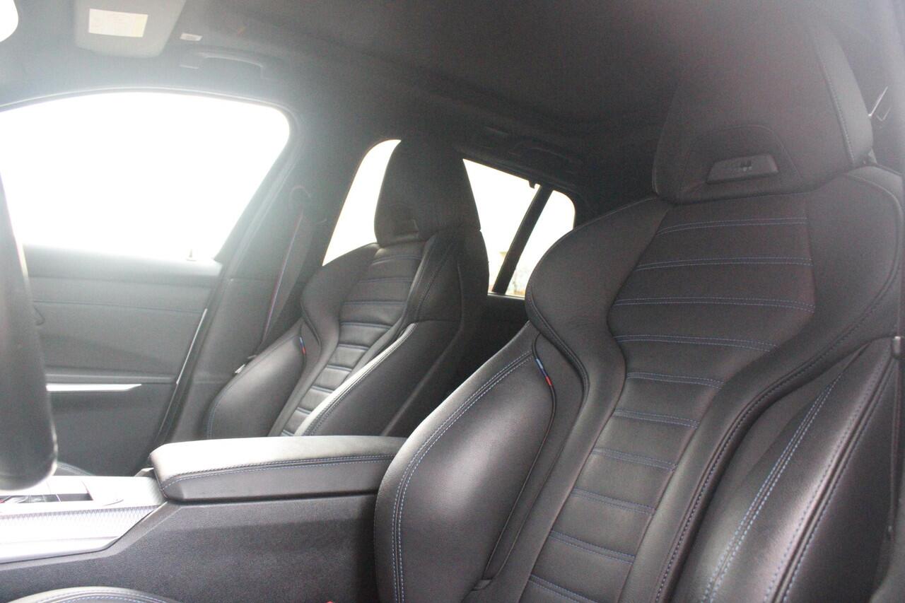 BMW 3-SERIE Touring 330e 292PK M-SPORT | M-SPORT PRO-PAKKET | M-SPORT REMMEN UITGEVOERD IN DONKERBLAUW MET M LOGO | BMW LIVE COCKPIT PROFESSIONAL | CURVED DISPLAY |DRIVING ASSISTANT INCL. HEAD-UP DISPLAY | PANORAMISCH SCHUIF/KANTEL DAK | PARKING ASSIST INCL. ACHTERUI