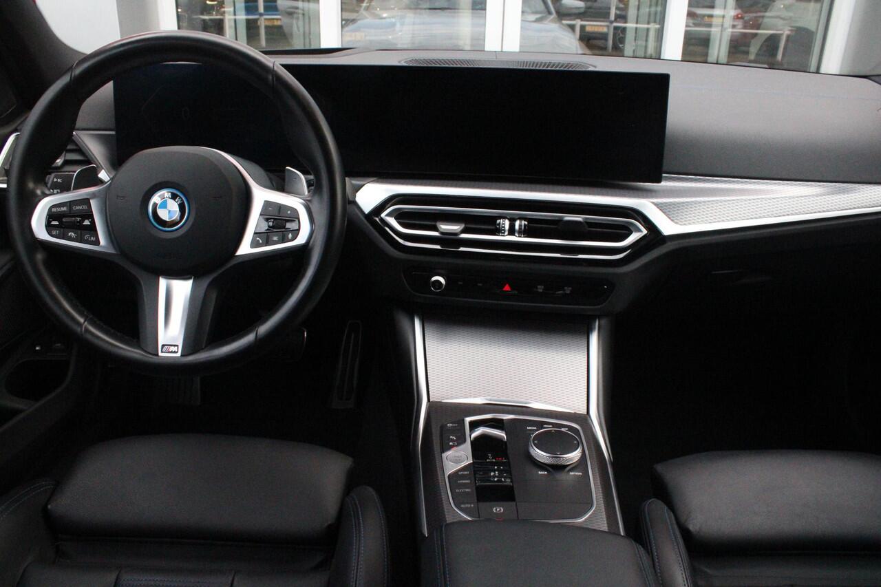 BMW 3-SERIE Touring 330e 292PK M-SPORT | M-SPORT PRO-PAKKET | M-SPORT REMMEN UITGEVOERD IN DONKERBLAUW MET M LOGO | BMW LIVE COCKPIT PROFESSIONAL | CURVED DISPLAY |DRIVING ASSISTANT INCL. HEAD-UP DISPLAY | PANORAMISCH SCHUIF/KANTEL DAK | PARKING ASSIST INCL. ACHTERUI