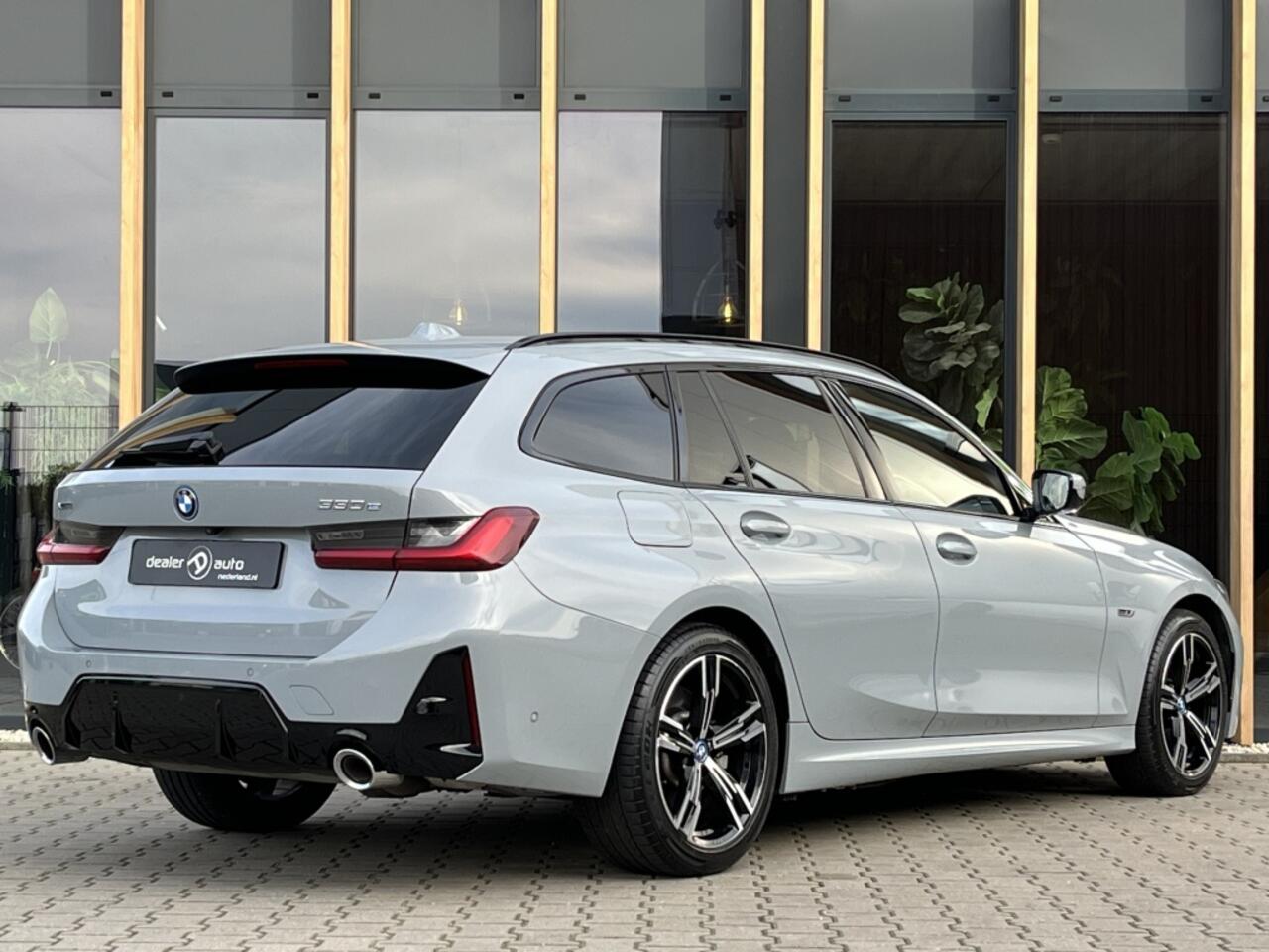 BMW 3-SERIE Touring 330e xDrive | Pano | Head-up | Memory |Keyles | Leder |