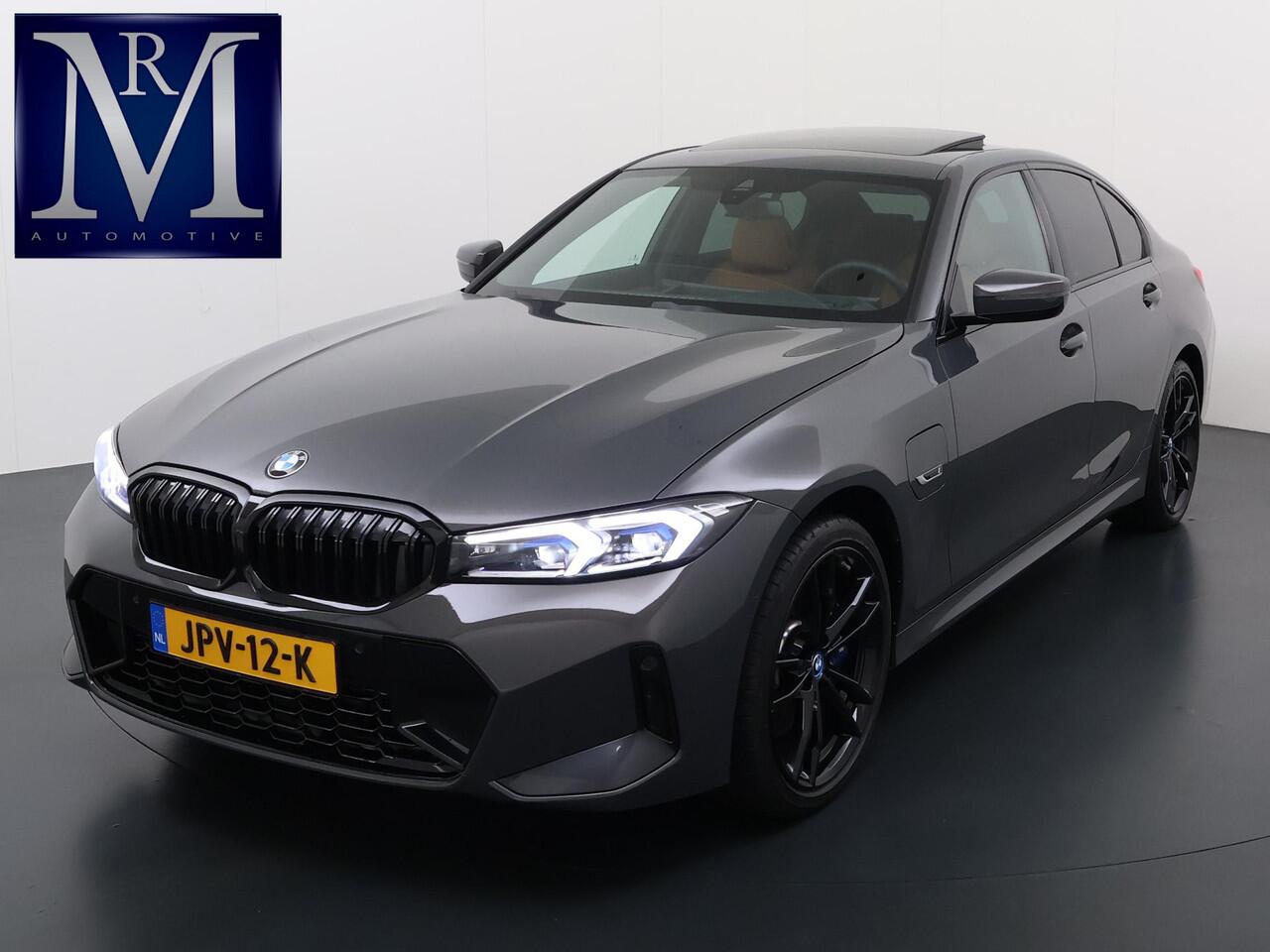 BMW 3-SERIE 330e High Executive VAN: ¤45.900,- VOOR: ¤41.877,- UW EINDEJAARSVOORDEEL: ¤4.023| M SPORT | SCHUIFDAK | LEDER | HARMAN KARDON | LASER LED | ELECTR STOELEN | KEYLESS | HEAD UP| DODE HOEK HERKENNING | STUURWIEL VERWARMING