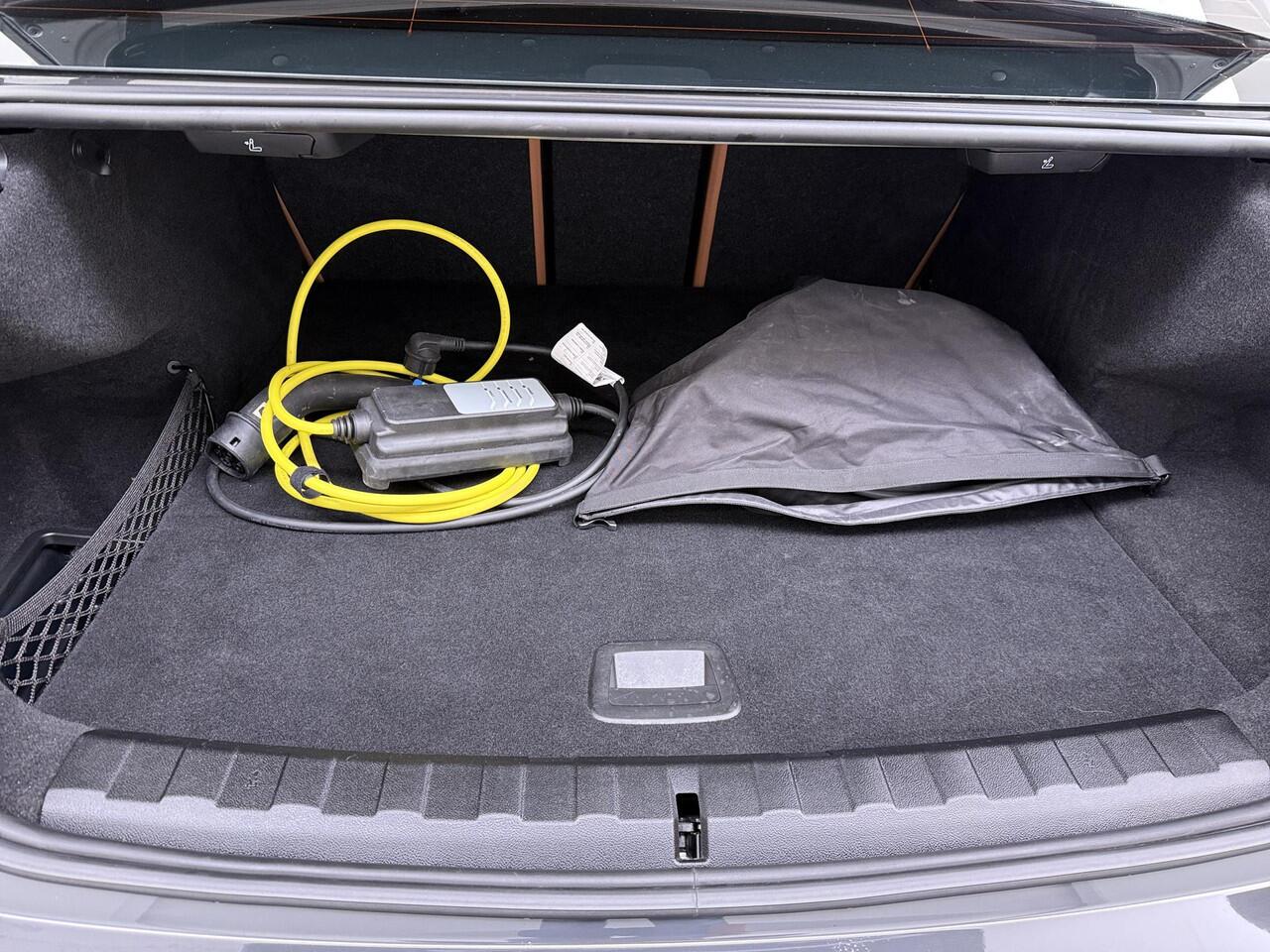 BMW 3-SERIE 330e High Executive VAN: ¤45.900,- VOOR: ¤41.877,- UW EINDEJAARSVOORDEEL: ¤4.023| M SPORT | SCHUIFDAK | LEDER | HARMAN KARDON | LASER LED | ELECTR STOELEN | KEYLESS | HEAD UP| DODE HOEK HERKENNING | STUURWIEL VERWARMING