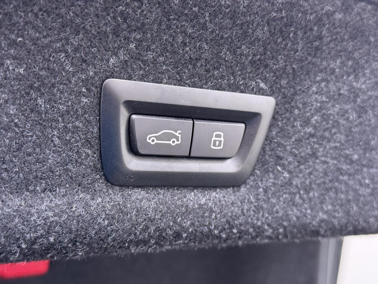 BMW 3-SERIE 330e High Executive VAN: ¤45.900,- VOOR: ¤41.877,- UW EINDEJAARSVOORDEEL: ¤4.023| M SPORT | SCHUIFDAK | LEDER | HARMAN KARDON | LASER LED | ELECTR STOELEN | KEYLESS | HEAD UP| DODE HOEK HERKENNING | STUURWIEL VERWARMING