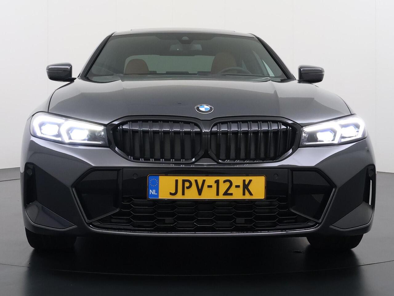 BMW 3-SERIE 330e High Executive VAN: ¤45.900,- VOOR: ¤41.877,- UW EINDEJAARSVOORDEEL: ¤4.023| M SPORT | SCHUIFDAK | LEDER | HARMAN KARDON | LASER LED | ELECTR STOELEN | KEYLESS | HEAD UP| DODE HOEK HERKENNING | STUURWIEL VERWARMING