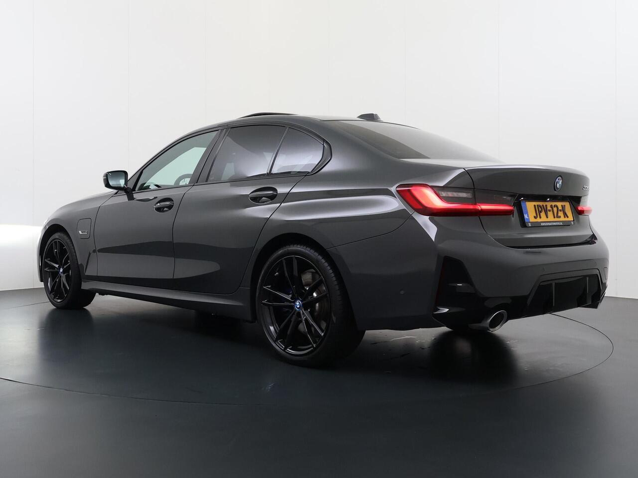 BMW 3-SERIE 330e High Executive VAN: ¤45.900,- VOOR: ¤41.877,- UW EINDEJAARSVOORDEEL: ¤4.023| M SPORT | SCHUIFDAK | LEDER | HARMAN KARDON | LASER LED | ELECTR STOELEN | KEYLESS | HEAD UP| DODE HOEK HERKENNING | STUURWIEL VERWARMING