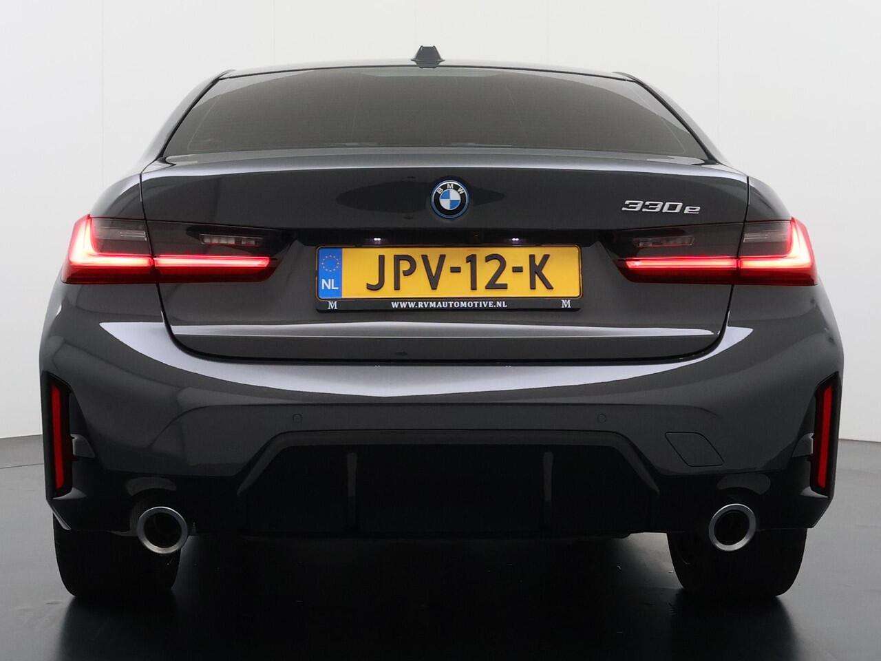 BMW 3-SERIE 330e High Executive VAN: ¤45.900,- VOOR: ¤41.877,- UW EINDEJAARSVOORDEEL: ¤4.023| M SPORT | SCHUIFDAK | LEDER | HARMAN KARDON | LASER LED | ELECTR STOELEN | KEYLESS | HEAD UP| DODE HOEK HERKENNING | STUURWIEL VERWARMING