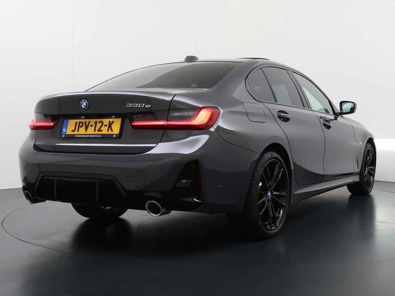 BMW 3-SERIE 330e High Executive VAN: ¤45.900,- VOOR: ¤41.877,- UW EINDEJAARSVOORDEEL: ¤4.023| M SPORT | SCHUIFDAK | LEDER | HARMAN KARDON | LASER LED | ELECTR STOELEN | KEYLESS | HEAD UP| DODE HOEK HERKENNING | STUURWIEL VERWARMING