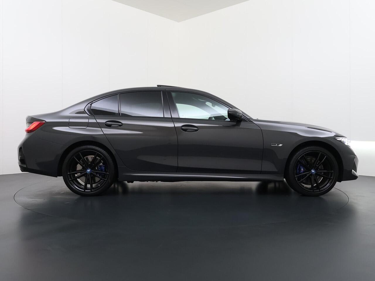 BMW 3-SERIE 330e High Executive VAN: ¤45.900,- VOOR: ¤41.877,- UW EINDEJAARSVOORDEEL: ¤4.023| M SPORT | SCHUIFDAK | LEDER | HARMAN KARDON | LASER LED | ELECTR STOELEN | KEYLESS | HEAD UP| DODE HOEK HERKENNING | STUURWIEL VERWARMING