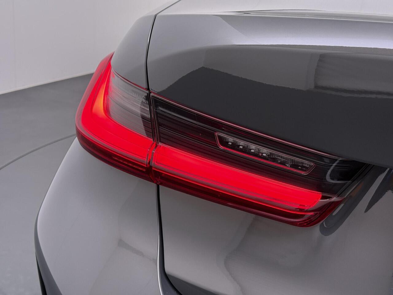 BMW 3-SERIE 330e High Executive VAN: ¤45.900,- VOOR: ¤41.877,- UW EINDEJAARSVOORDEEL: ¤4.023| M SPORT | SCHUIFDAK | LEDER | HARMAN KARDON | LASER LED | ELECTR STOELEN | KEYLESS | HEAD UP| DODE HOEK HERKENNING | STUURWIEL VERWARMING