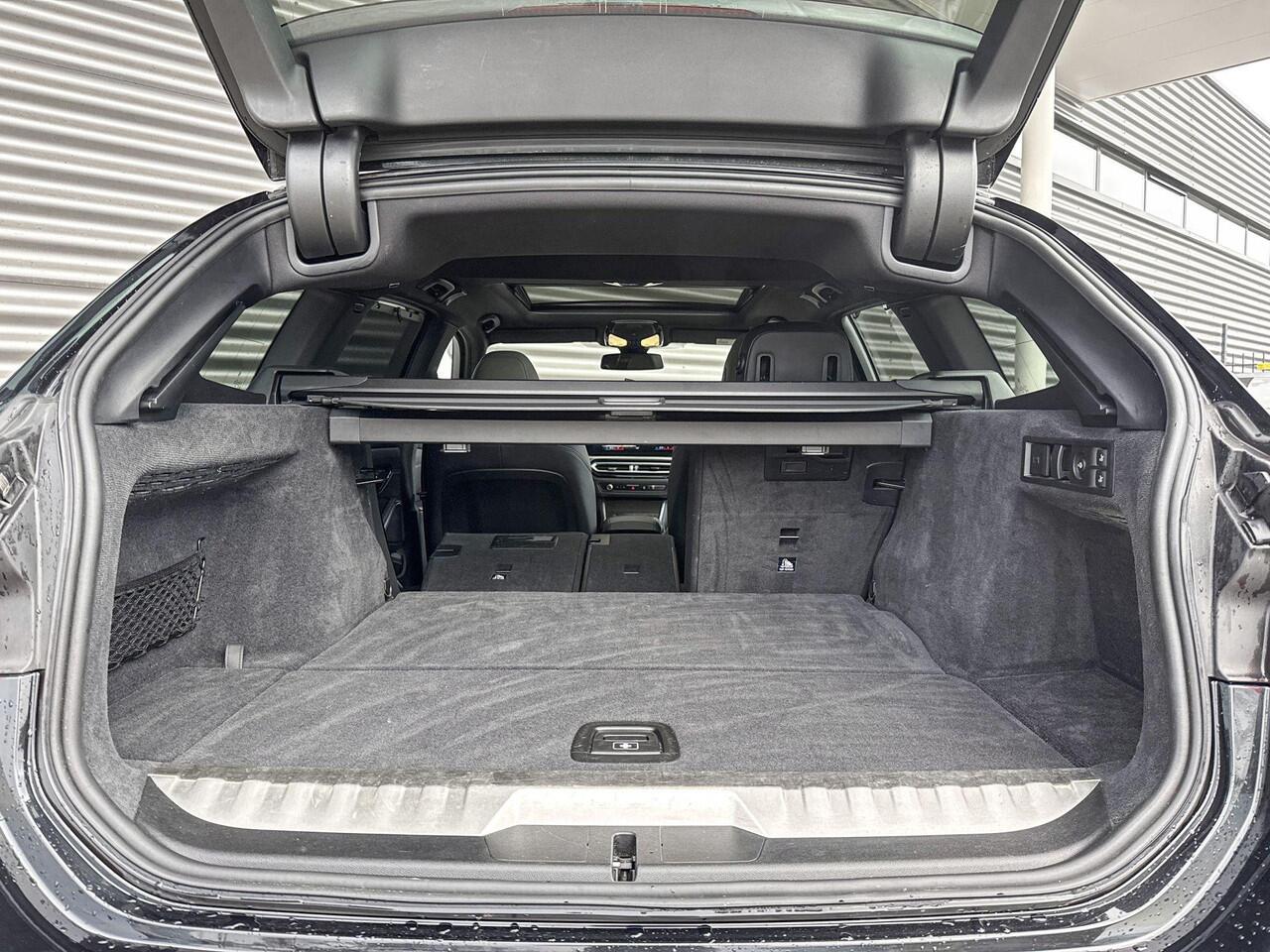 BMW 3-SERIE Touring 330e M Sportpakket Pro / Travel Pack / Comfort Pack / Entertainment Pack / Stuurwielrand verwarmd / Comfort Access / Trekhaak / Achteruitrijcamera / Panoramadak / Elektrisch verstelbare stoelen