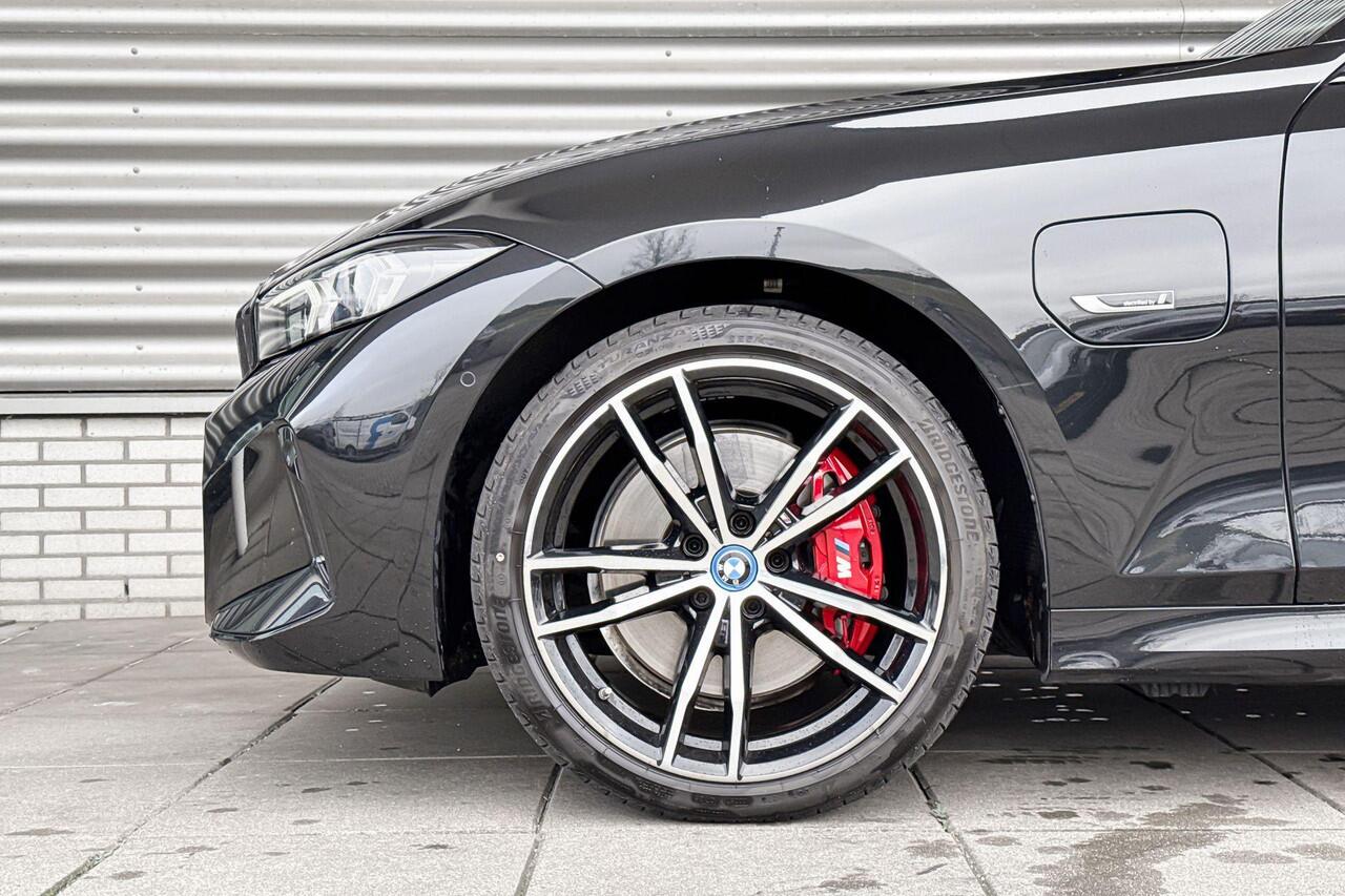 BMW 3-SERIE Touring 330e M Sportpakket Pro / Travel Pack / Comfort Pack / Entertainment Pack / Stuurwielrand verwarmd / Comfort Access / Trekhaak / Achteruitrijcamera / Panoramadak / Elektrisch verstelbare stoelen