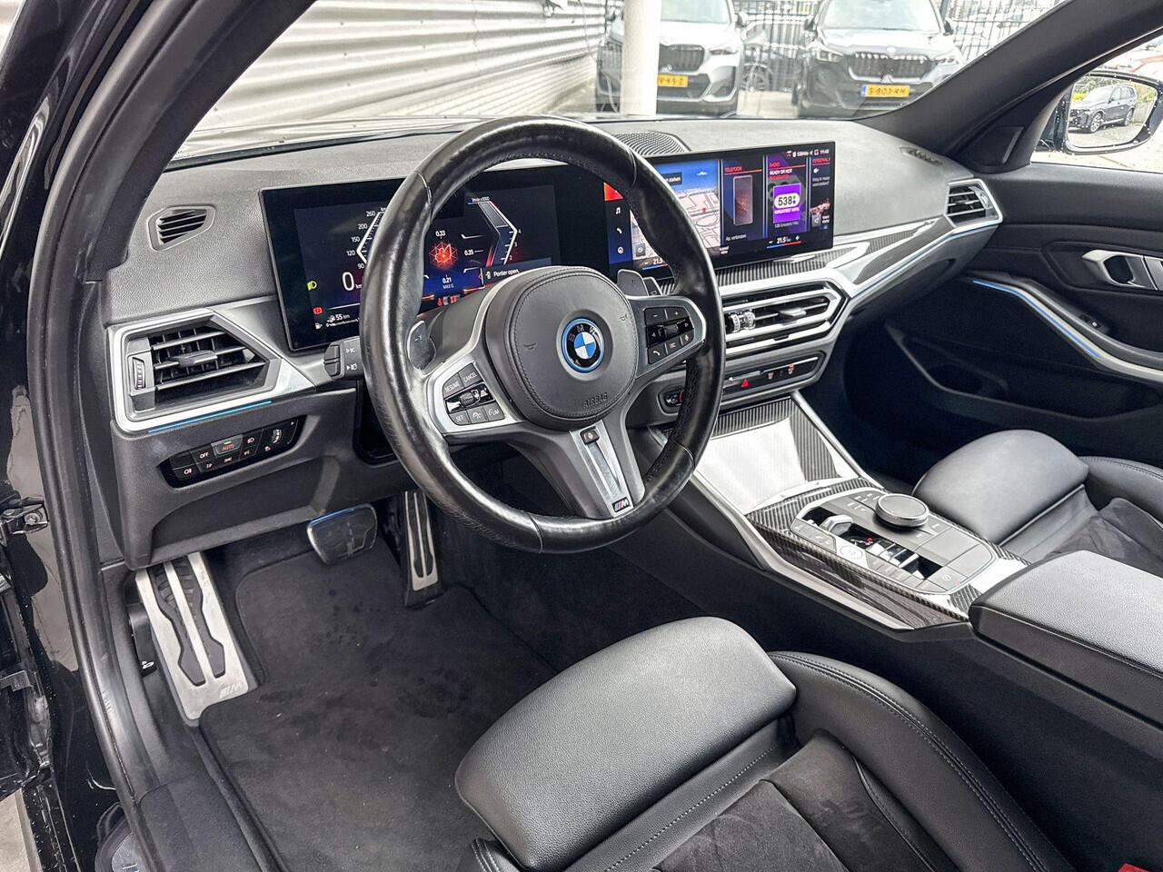 BMW 3-SERIE Touring 330e M Sportpakket Pro / Travel Pack / Comfort Pack / Entertainment Pack / Stuurwielrand verwarmd / Comfort Access / Trekhaak / Achteruitrijcamera / Panoramadak / Elektrisch verstelbare stoelen