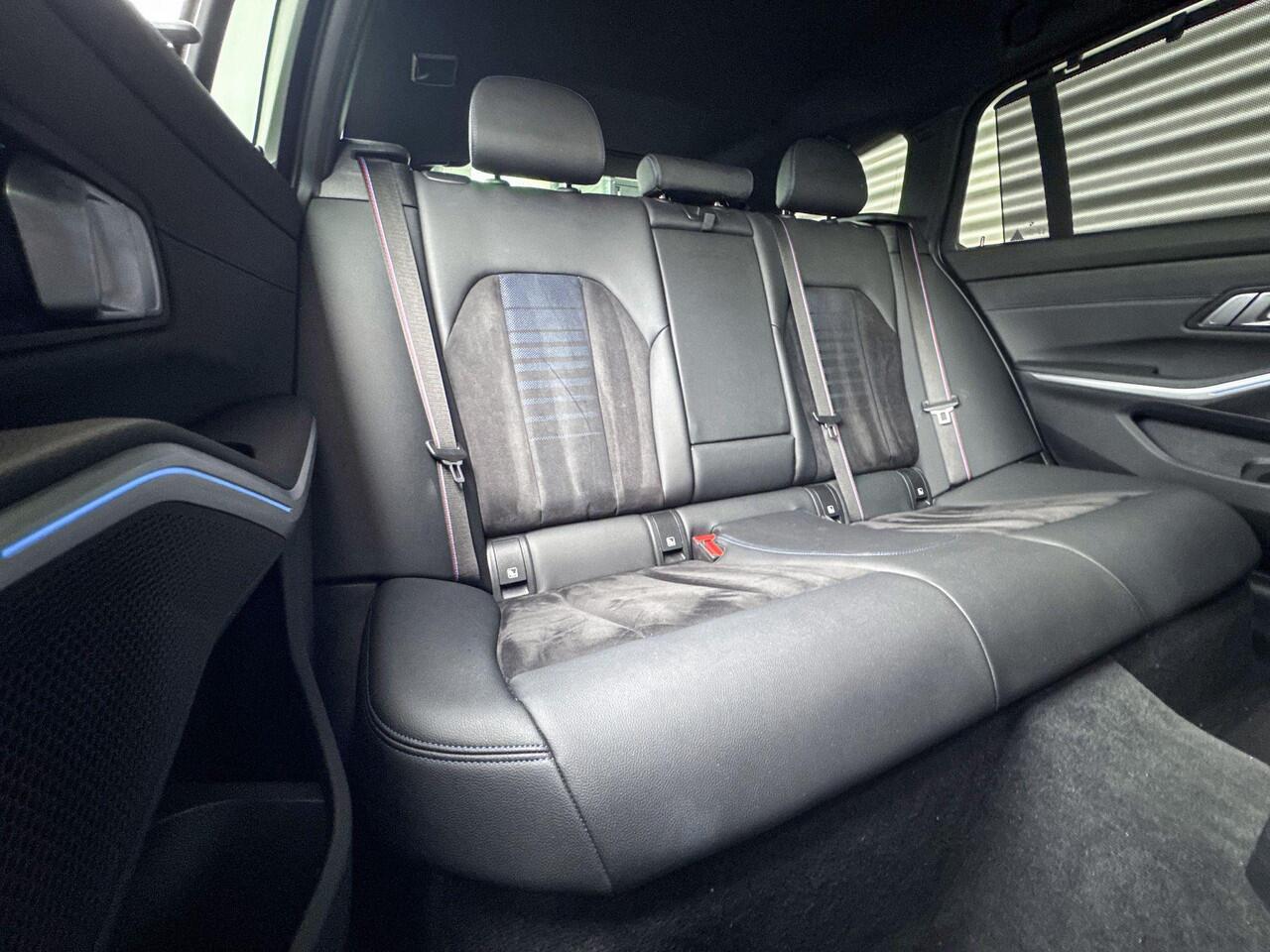 BMW 3-SERIE Touring 330e M Sportpakket Pro / Travel Pack / Comfort Pack / Entertainment Pack / Stuurwielrand verwarmd / Comfort Access / Trekhaak / Achteruitrijcamera / Panoramadak / Elektrisch verstelbare stoelen