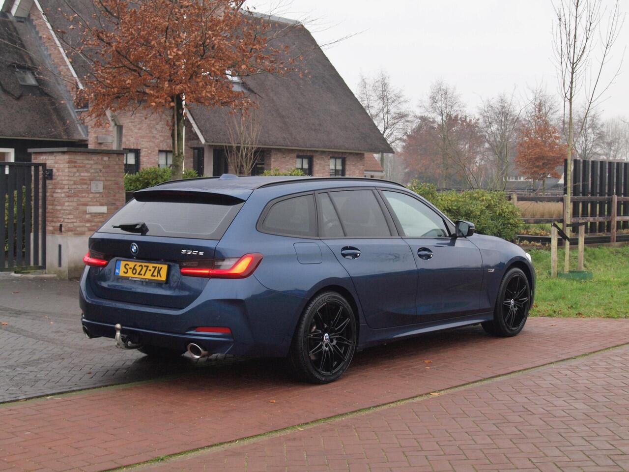BMW 3-SERIE Touring 330e | Plug-In Hybride | 19 Inch | Trekhaak | NL-Auto | Facelift model |