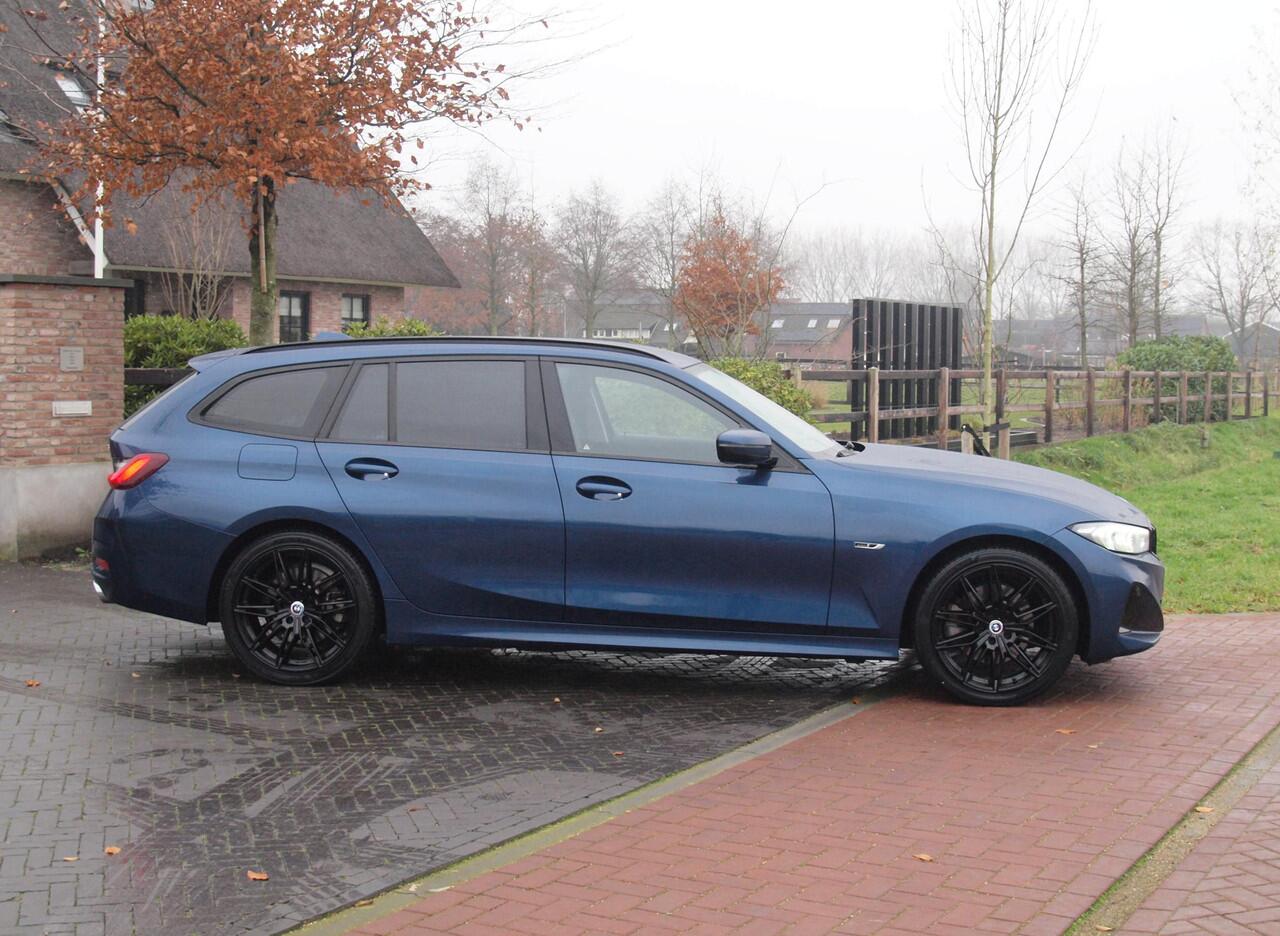BMW 3-SERIE Touring 330e | Plug-In Hybride | 19 Inch | Trekhaak | NL-Auto | Facelift model |