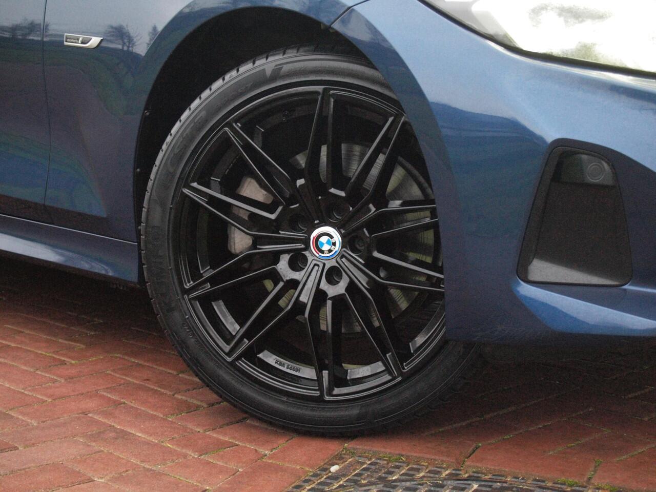 BMW 3-SERIE Touring 330e | Plug-In Hybride | 19 Inch | Trekhaak | NL-Auto | Facelift model |