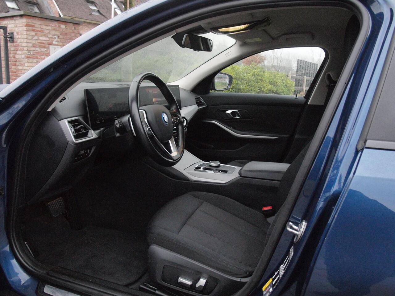 BMW 3-SERIE Touring 330e | Plug-In Hybride | 19 Inch | Trekhaak | NL-Auto | Facelift model |