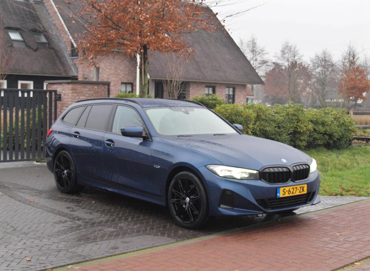BMW 3-SERIE Touring 330e | Plug-In Hybride | 19 Inch | Trekhaak | NL-Auto | Facelift model |