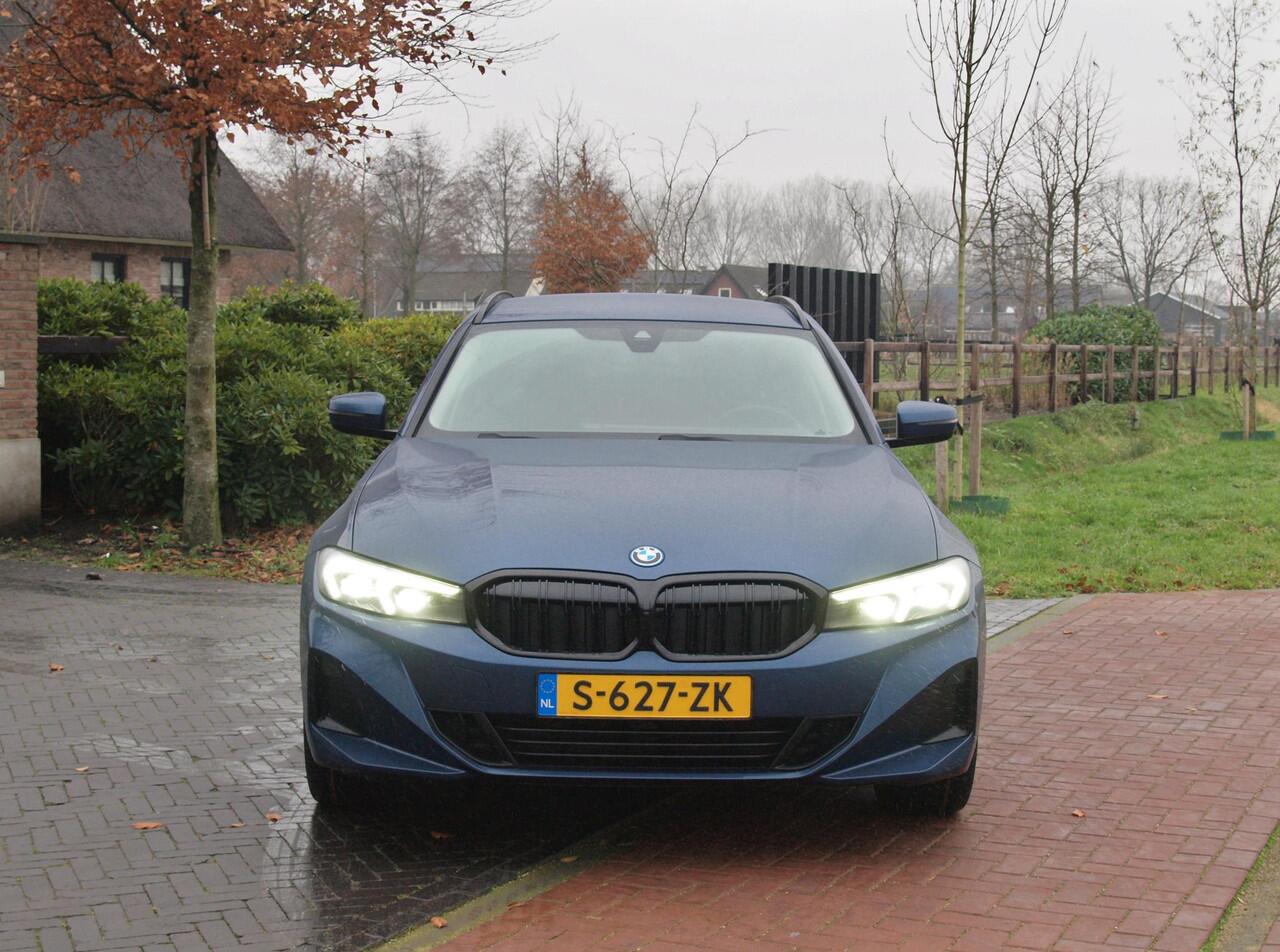 BMW 3-SERIE Touring 330e | Plug-In Hybride | 19 Inch | Trekhaak | NL-Auto | Facelift model |