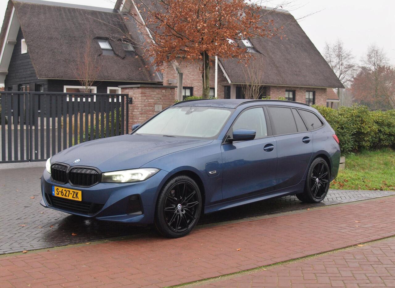 BMW 3-SERIE Touring 330e | Plug-In Hybride | 19 Inch | Trekhaak | NL-Auto | Facelift model |