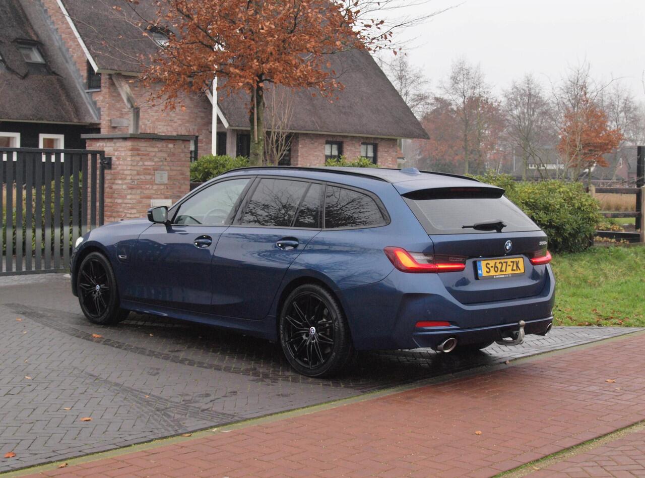 BMW 3-SERIE Touring 330e | Plug-In Hybride | 19 Inch | Trekhaak | NL-Auto | Facelift model |