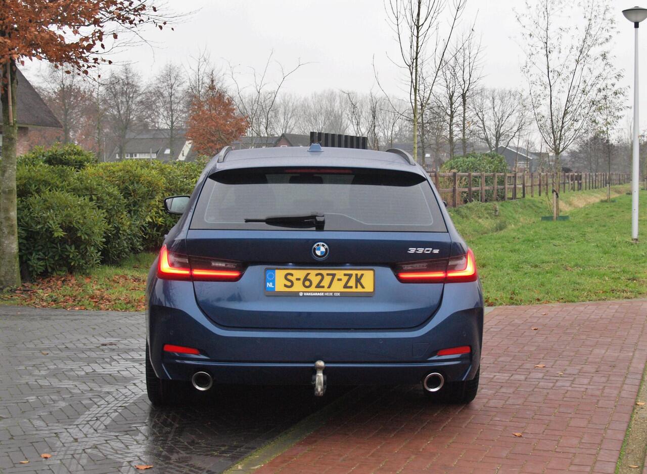 BMW 3-SERIE Touring 330e | Plug-In Hybride | 19 Inch | Trekhaak | NL-Auto | Facelift model |