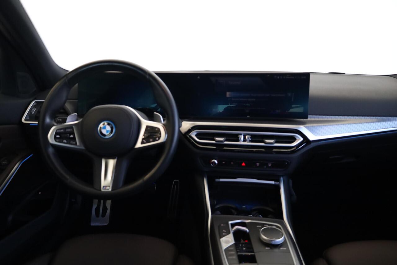 BMW 3-SERIE Sedan 330e | M Sportpakket | Trekhaak Elektrisch | Leder | Stoelverwarming | Active Cruise Control | HiFi Systeem | 18" Dubbelspaak