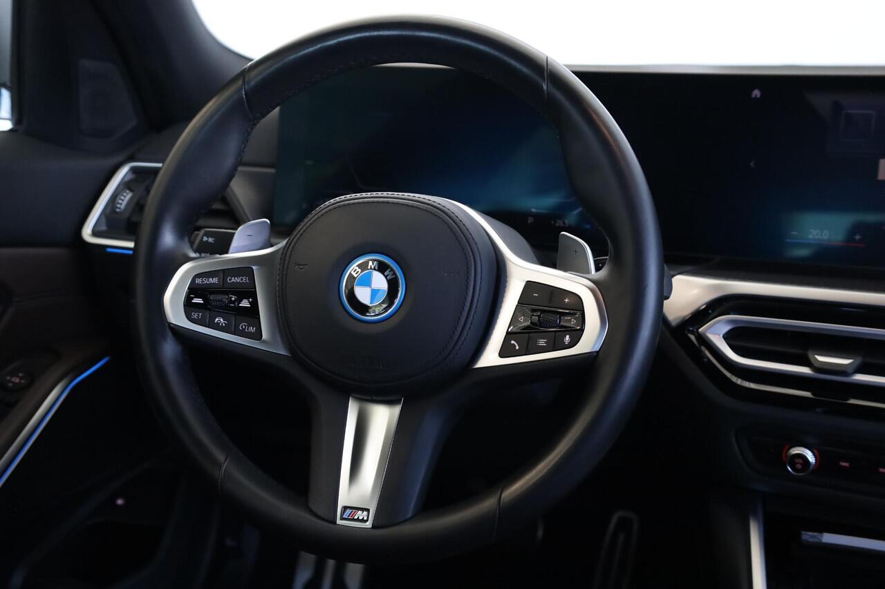 BMW 3-SERIE Sedan 330e | M Sportpakket | Trekhaak Elektrisch | Leder | Stoelverwarming | Active Cruise Control | HiFi Systeem | 18" Dubbelspaak
