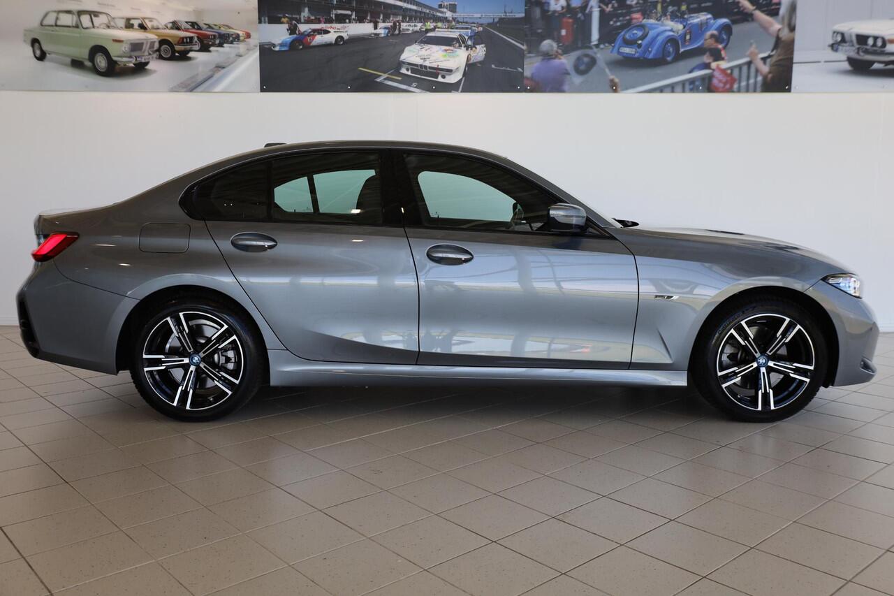 BMW 3-SERIE Sedan 330e | M Sportpakket | Trekhaak Elektrisch | Leder | Stoelverwarming | Active Cruise Control | HiFi Systeem | 18" Dubbelspaak