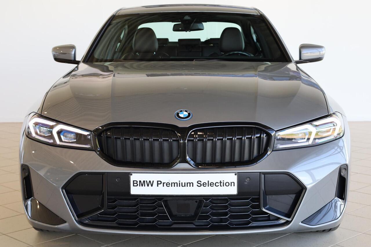BMW 3-SERIE Sedan 330e | M Sportpakket | Trekhaak Elektrisch | Leder | Stoelverwarming | Active Cruise Control | HiFi Systeem | 18" Dubbelspaak