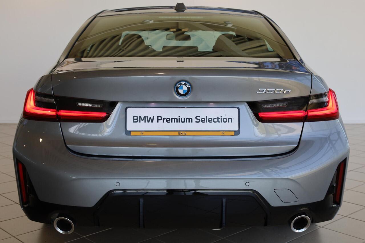 BMW 3-SERIE Sedan 330e | M Sportpakket | Trekhaak Elektrisch | Leder | Stoelverwarming | Active Cruise Control | HiFi Systeem | 18" Dubbelspaak