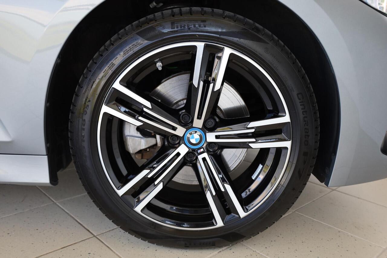 BMW 3-SERIE Sedan 330e | M Sportpakket | Trekhaak Elektrisch | Leder | Stoelverwarming | Active Cruise Control | HiFi Systeem | 18" Dubbelspaak