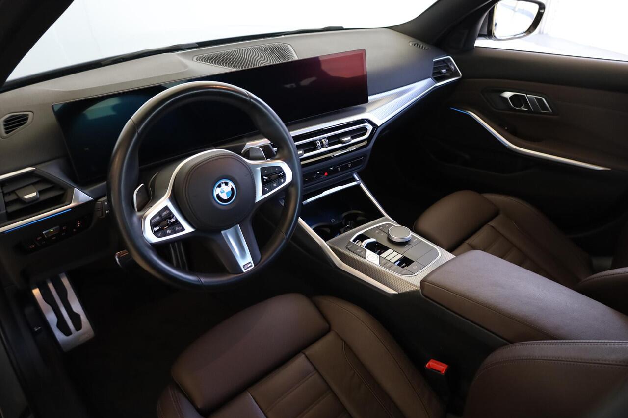 BMW 3-SERIE Sedan 330e | M Sportpakket | Trekhaak Elektrisch | Leder | Stoelverwarming | Active Cruise Control | HiFi Systeem | 18" Dubbelspaak