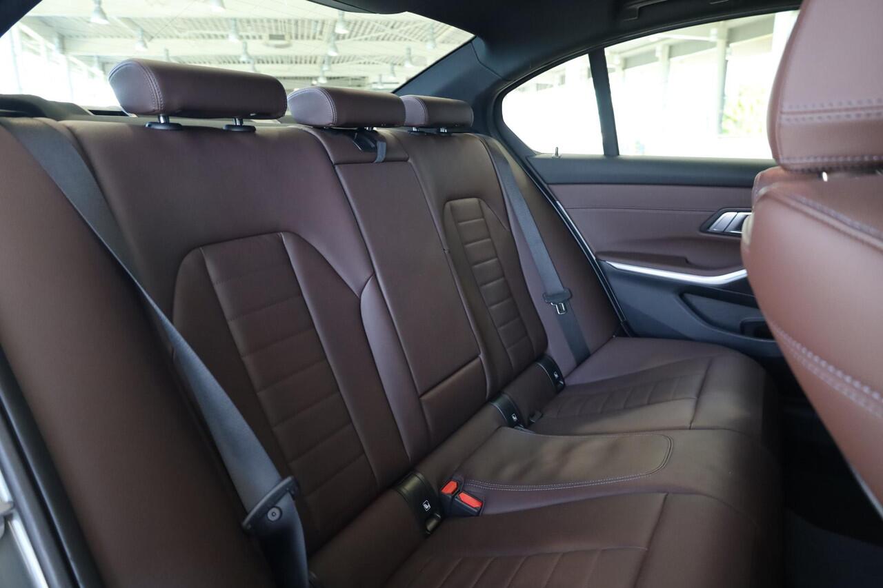 BMW 3-SERIE Sedan 330e | M Sportpakket | Trekhaak Elektrisch | Leder | Stoelverwarming | Active Cruise Control | HiFi Systeem | 18" Dubbelspaak