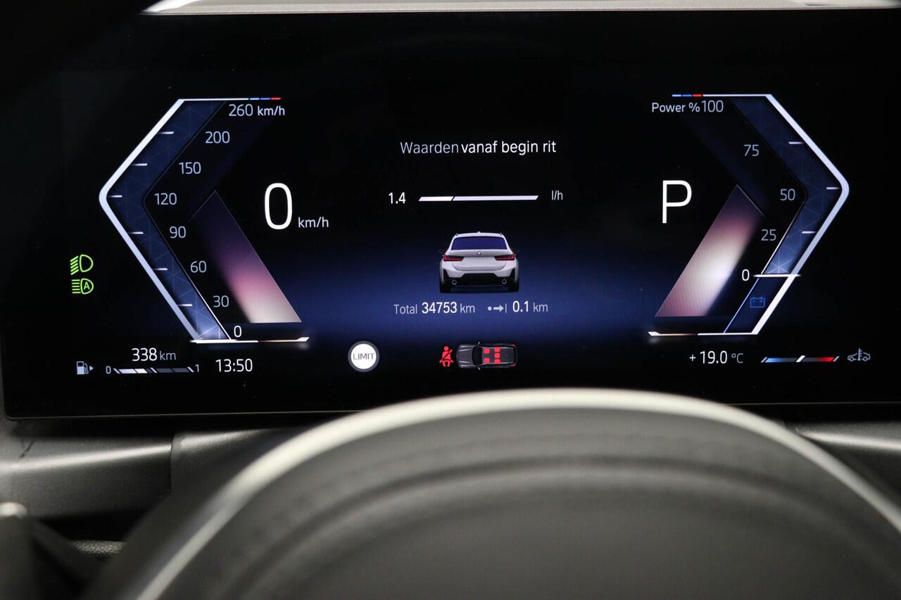 BMW 3-SERIE Touring 320i M-Sport | PANORAMADAK | TREKHAAK | ENTERTAINMENT / COMFORT