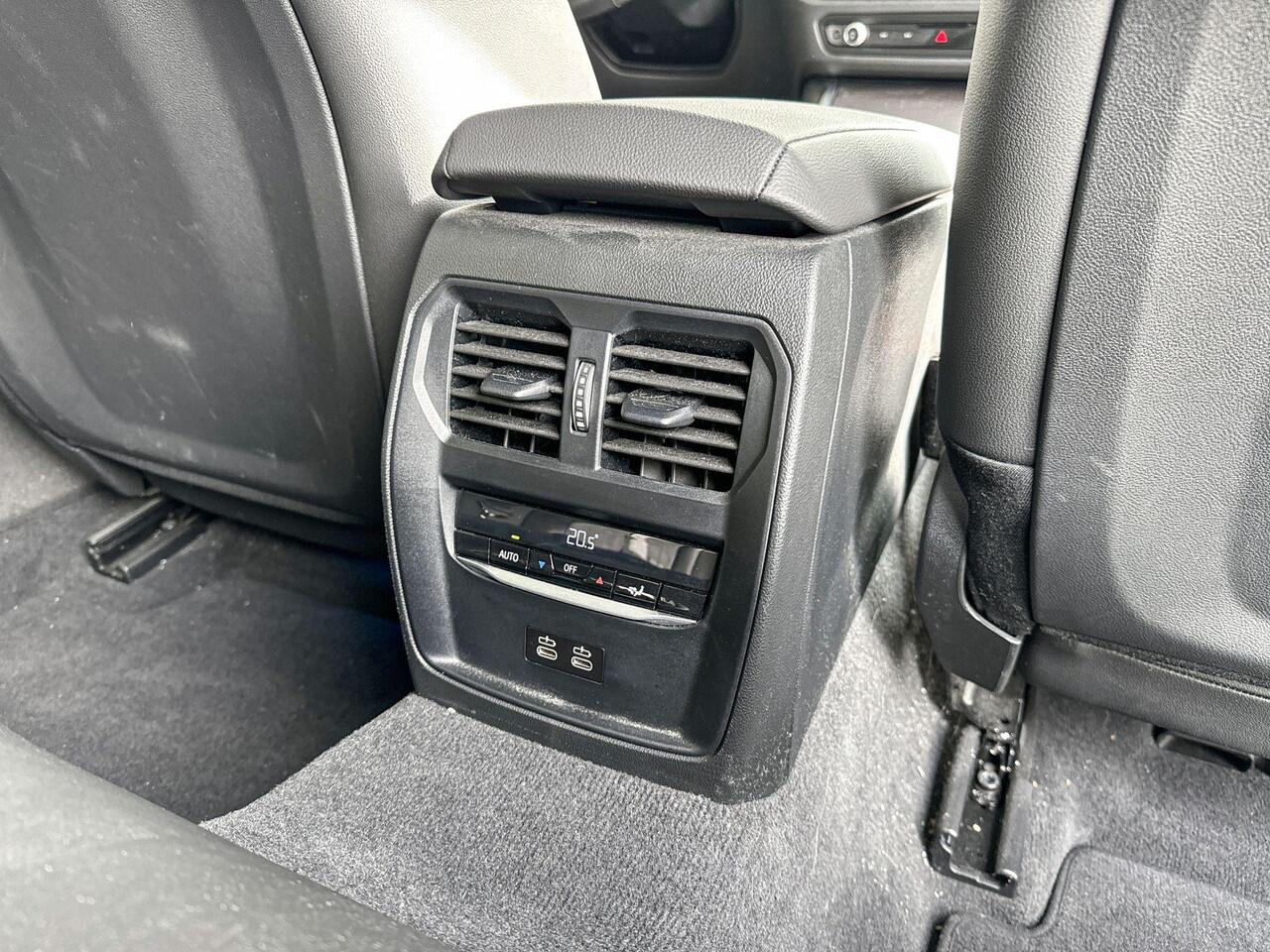 BMW 3-SERIE Touring 330e M Sportpakket / Innovation Pack / Comfort Pack / Entertainment Pack / Trekhaak / Harman Kardon