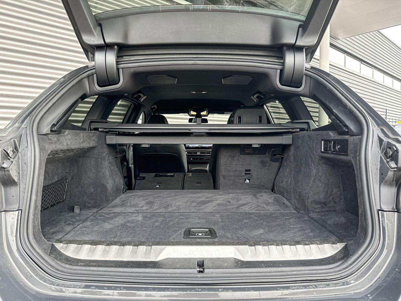 BMW 3-SERIE Touring 330e M Sportpakket / Innovation Pack / Comfort Pack / Entertainment Pack / Trekhaak / Harman Kardon