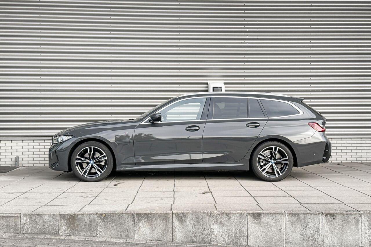 BMW 3-SERIE Touring 330e M Sportpakket / Innovation Pack / Comfort Pack / Entertainment Pack / Trekhaak / Harman Kardon