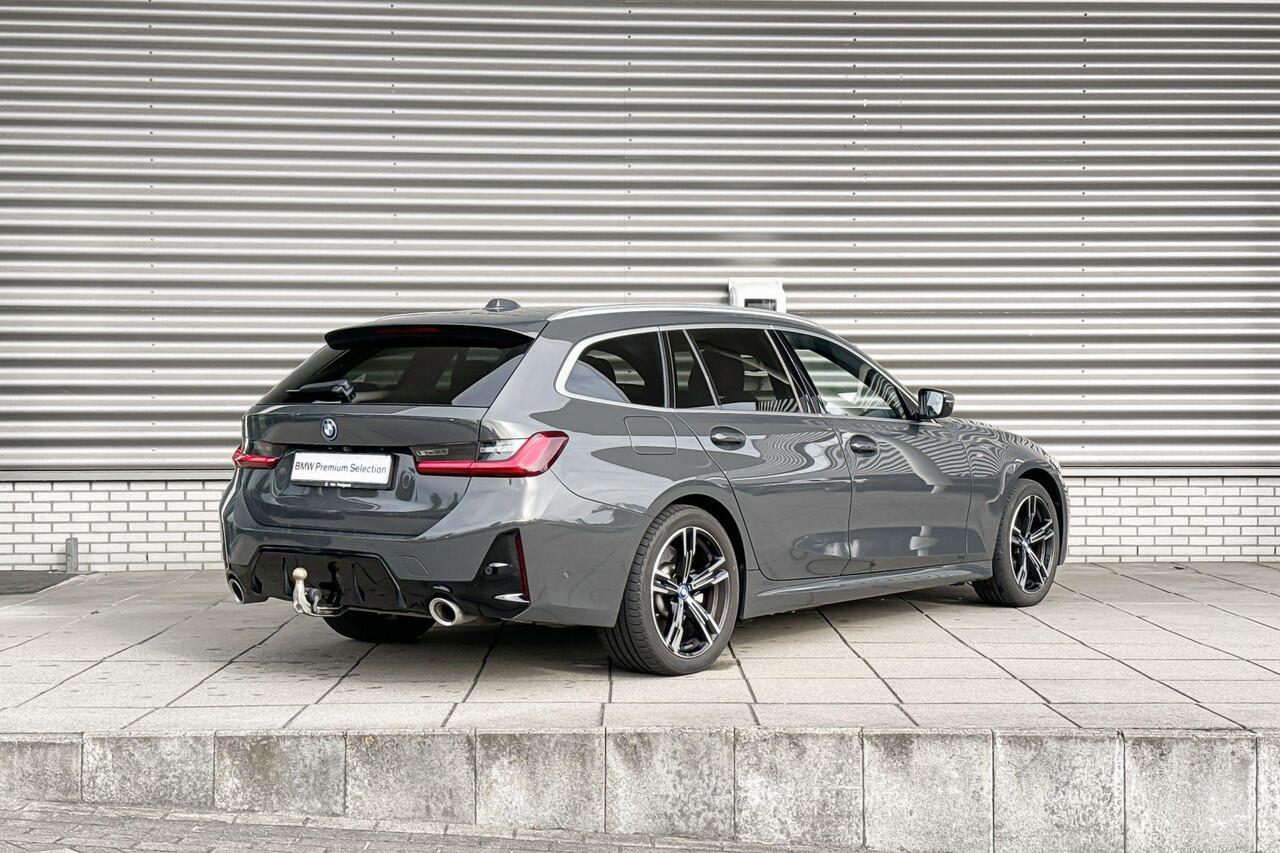 BMW 3-SERIE Touring 330e M Sportpakket / Innovation Pack / Comfort Pack / Entertainment Pack / Trekhaak / Harman Kardon