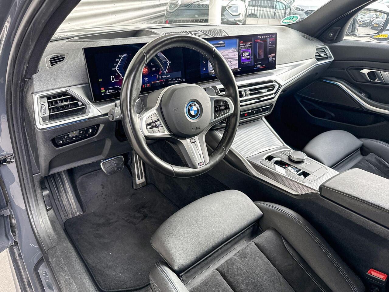 BMW 3-SERIE Touring 330e M Sportpakket / Innovation Pack / Comfort Pack / Entertainment Pack / Trekhaak / Harman Kardon
